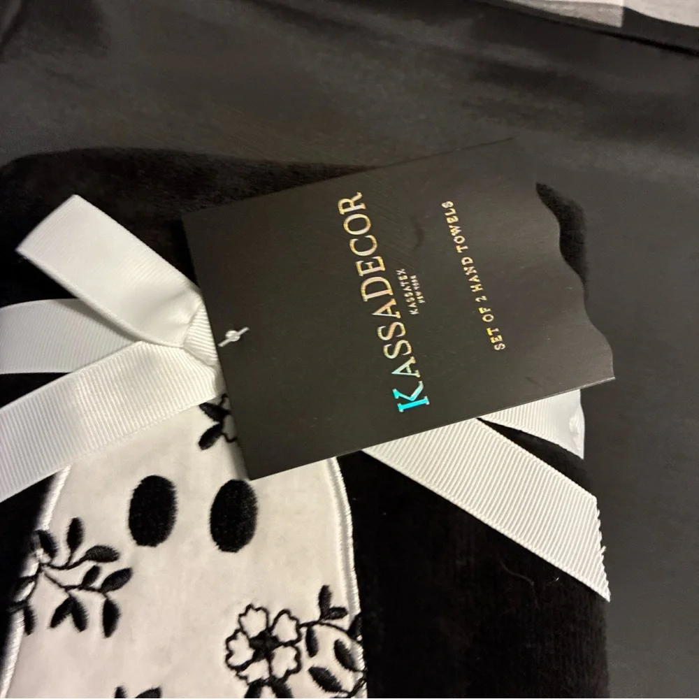 Kassatex Black and White Floral Hand Towels
